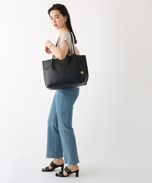 OPAQUE.CLIP（オペークドットクリップ）の「◆フェイクレザーA4サイズトートバッグ（トートバッグ・レディース・ブラック/ベージュ/シルバー/ブルー・00）」の7枚目の写真