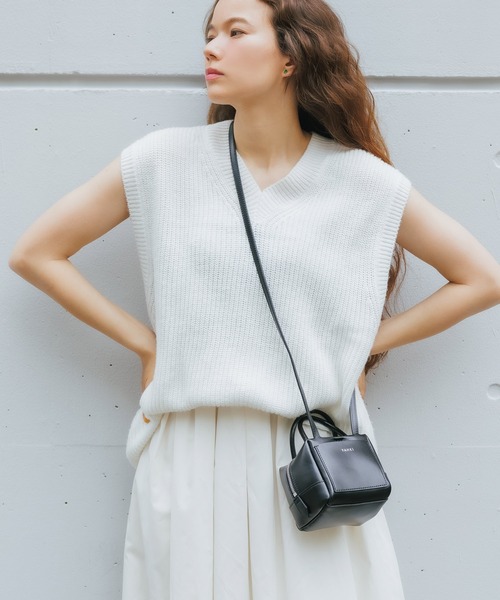 YAHKI（ヤーキ）の「YAHKI/ヤーキ OFT W FACE BAG-1 レザーショルダーバッグ（ショルダーバッグ・レディース・ライラック/ベージュ/ブラック/プラム・ONE SIZE）」の2枚目の写真