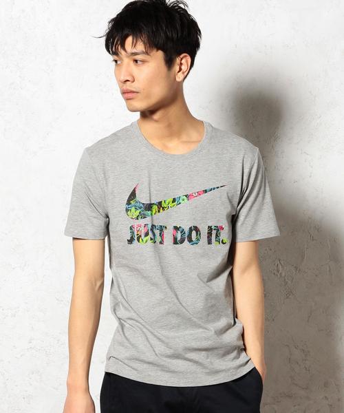 green label relaxing（グリーンレーベルリラクシング）の「[ナイキ] NIKE フローラルスウッシュ TEE（Tシャツ/カットソー・メンズ・ホワイト/グレー・SMALL/MEDIUM/LARGE）」の2枚目の写真