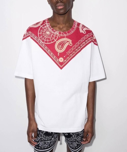MARCELO BURLON(マルセロ・バーロン)の「【MARCELO BURLON】BANDANA OVER T-SHIRT(Tシャツ/カットソー・メンズ・ホワイト×レッド・M/L)」の2枚目の写真
