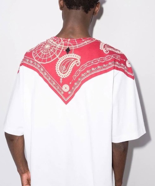 MARCELO BURLON(マルセロ・バーロン)の「【MARCELO BURLON】BANDANA OVER T-SHIRT(Tシャツ/カットソー・メンズ・ホワイト×レッド・M/L)」の3枚目の写真