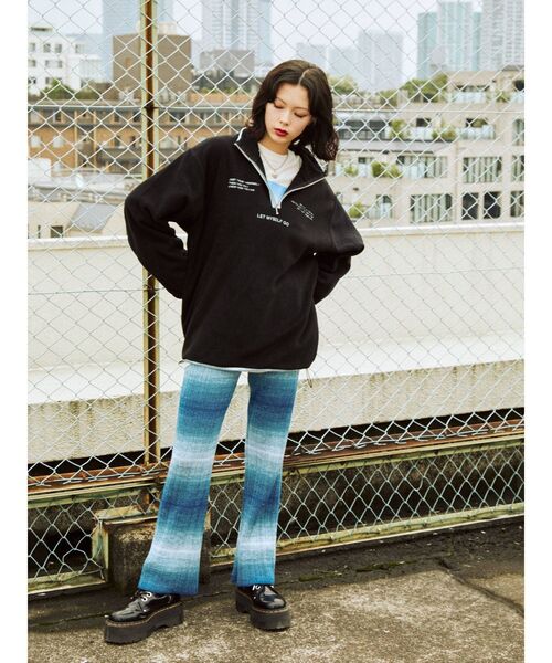 jouetie（ジュエティ）の「ハーフZIPロゴフリーストップス（その他トップス・レディース・パープル/ブルー/ブラック/アイボリー・MEDIUM）」の6枚目の写真