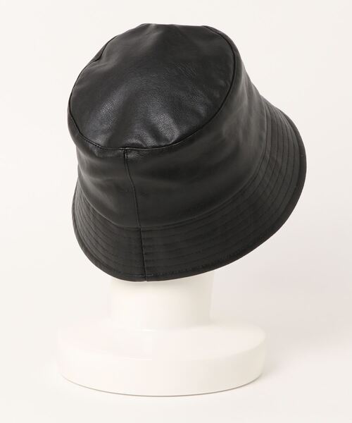 AZUL by moussy（アズールバイマウジー）の「FAUX LEATHER BUCKET HAT/フェイクレザーバケットハット（キャップ・レディース・ブラック/アイボリー・FREE）」の3枚目の写真