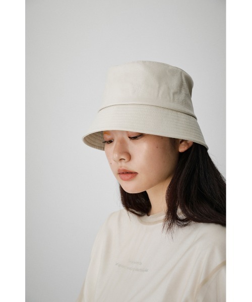 AZUL by moussy（アズールバイマウジー）の「FAUX LEATHER BUCKET HAT/フェイクレザーバケットハット（キャップ・レディース・ブラック/アイボリー・FREE）」の2枚目の写真
