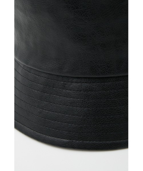 AZUL by moussy（アズールバイマウジー）の「FAUX LEATHER BUCKET HAT/フェイクレザーバケットハット（キャップ・レディース・ブラック/アイボリー・FREE）」の5枚目の写真