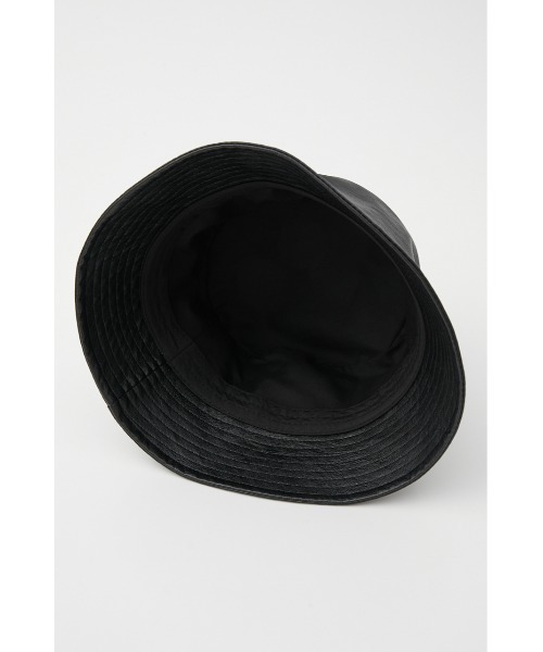AZUL by moussy（アズールバイマウジー）の「FAUX LEATHER BUCKET HAT/フェイクレザーバケットハット（キャップ・レディース・ブラック/アイボリー・FREE）」の4枚目の写真