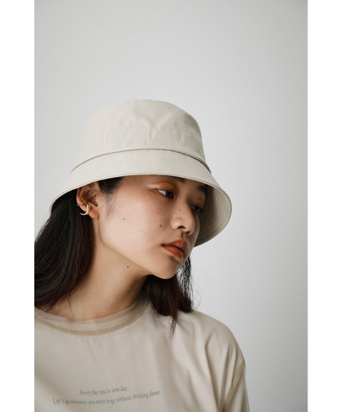 AZUL by moussy（アズールバイマウジー）の「FAUX LEATHER BUCKET HAT/フェイクレザーバケットハット（キャップ・レディース・ブラック/アイボリー・FREE）」の13枚目の写真
