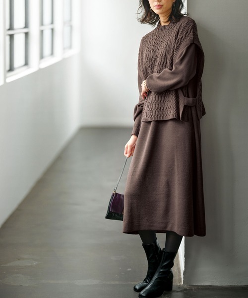 BELLUNA PLUS(ベルーナ)の「ケーブル編ベスト付ワンピースセットアップ(アンサンブル・レディース・モカ/ワイン・MEDIUM/X-LARGE/LARGE)」の5枚目の写真