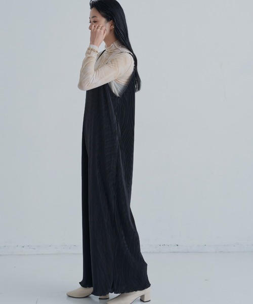 CLEARIMPRESSION （クリアインプレッション）の「【長さ調整可能】プリーツサロペット（サロペット/オーバーオール・レディース・チャコールグレー/ブラック・FREE）」の4枚目の写真