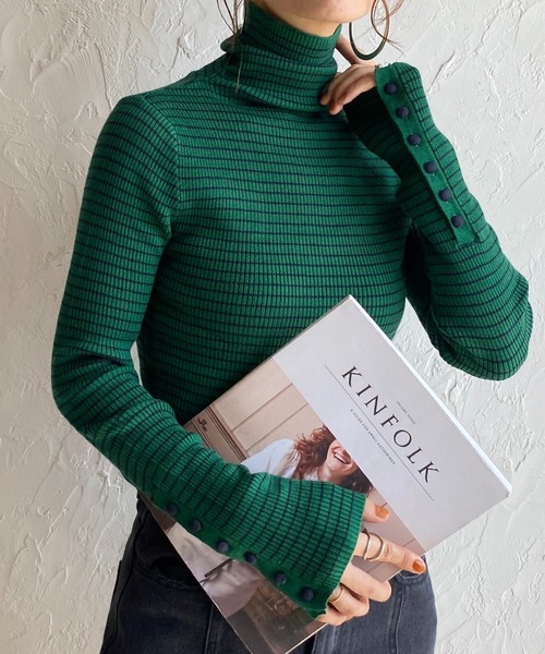 She's Closet(シーズクローゼット)の「袖ボタンハイネックタイト長袖ボーダーリブニットプルオーバー(ニット/セーター・レディース・グリーン/ブラック/オフホワイト/ピンク/オレンジ・FREE)」の4枚目の写真