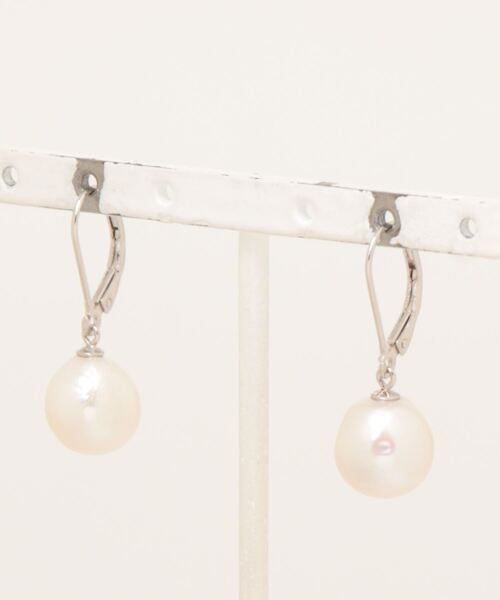 MUSES(ミューズ)の「《MUSES》オーバル淡水パールフープピアス(ピアス(両耳用)・レディース・ゴールド/シルバー・FREE)」の2枚目の写真
