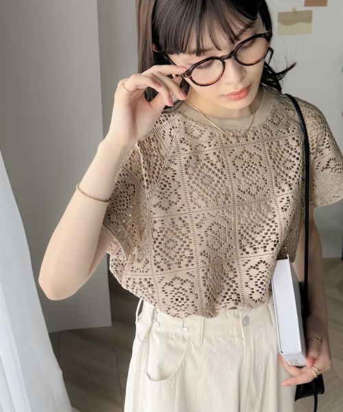 classicalelf(クラシカルエルフ)の「カジュアルな可愛さ。ショートスリーブレーストップス(Tシャツ/カットソー・レディース・チャコール/ホワイト/グレイッシュベージュ・LARGE/MEDIUM/SMALL/X-LARGE)」の4枚目の写真