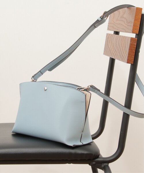 LBC(エルビーシー)の「配色合皮アオリショルダーバッグ(ショルダーバッグ・レディース・ブラック/ベージュ/ブルー系・FREE)」の3枚目の写真