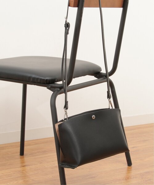 LBC(エルビーシー)の「配色合皮アオリショルダーバッグ(ショルダーバッグ・レディース・ブラック/ベージュ/ブルー系・FREE)」の2枚目の写真