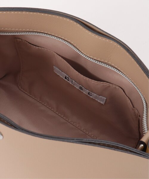 LBC(エルビーシー)の「配色合皮アオリショルダーバッグ(ショルダーバッグ・レディース・ブラック/ベージュ/ブルー系・FREE)」の13枚目の写真