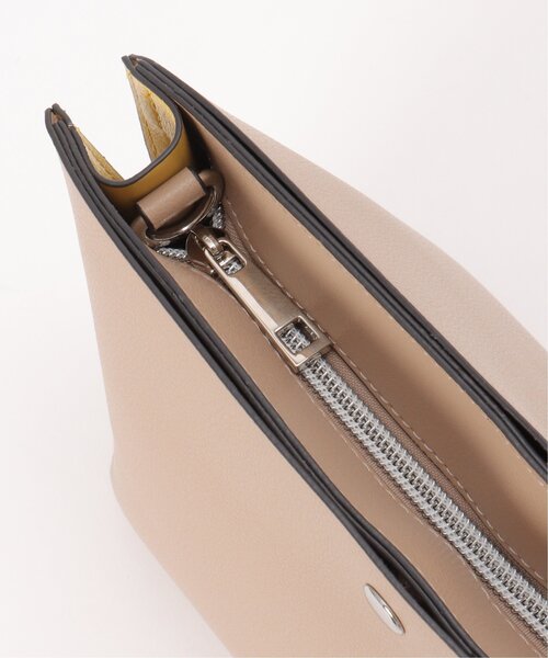 LBC(エルビーシー)の「配色合皮アオリショルダーバッグ(ショルダーバッグ・レディース・ブラック/ベージュ/ブルー系・FREE)」の5枚目の写真