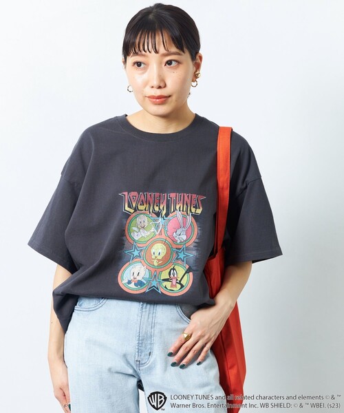 FREAK'S STORE(フリークスストア)の「【限定展開】Looney Tunes/ルーニー トゥーンズ 別注プリントTシャツ(Tシャツ/カットソー・レディース・オフホワイト/ブラック・ONE SIZE)」の2枚目の写真