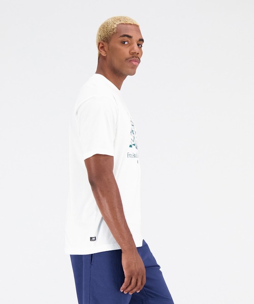 NEW BALANCE(ニューバランス)の「NB Essentials Caf NB ショートスリーブTシャツ(Tシャツ/カットソー・メンズ・ブラウン系その他/オフホワイト・MEDIUM/SMALL/LARGE/XX-LARGE/X-LARGE)」の3枚目の写真