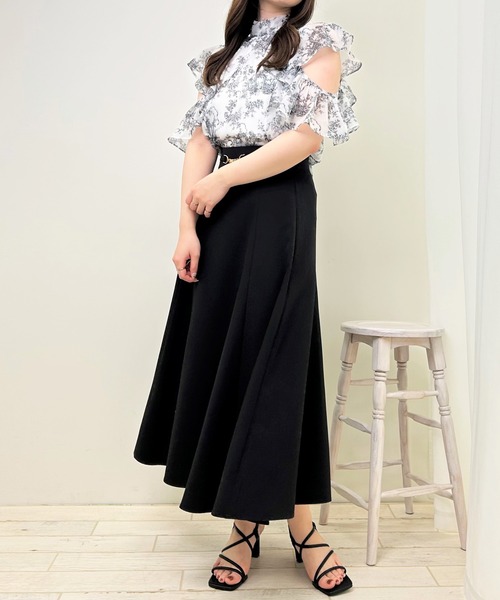 INGNI(イング)の「モノトーン花柄シアーフリルノースリブラウス(シャツ/ブラウス・レディース・ホワイト×ネイビー/ホワイト×ブラック・M)」の5枚目の写真
