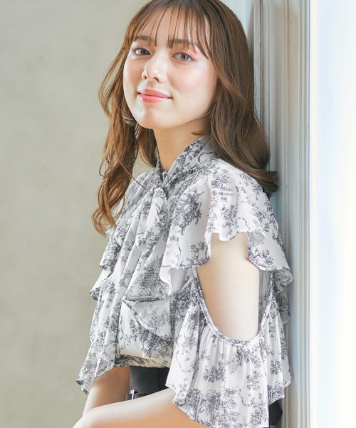 INGNI(イング)の「モノトーン花柄シアーフリルノースリブラウス(シャツ/ブラウス・レディース・ホワイト×ネイビー/ホワイト×ブラック・M)」の19枚目の写真