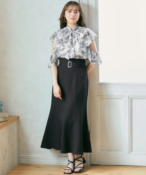 INGNI（イング）の「モノトーン花柄シアーフリルノースリブラウス