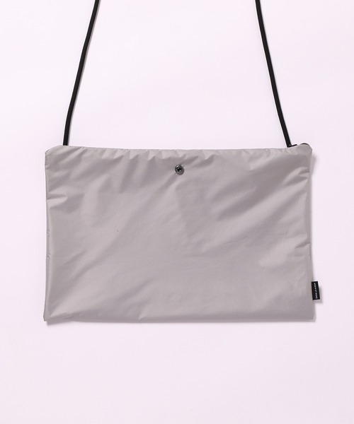 ADAM ET ROPE'（アダムエロペ）の「【U-DAY for ADAM ET ROPE'】Folding umbrella with Sacoche / 折りたたみ傘 / 晴雨兼用 / 男女兼用（折りたたみ傘・メンズ・グレー・FREE）」の3枚目の写真