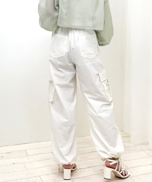 INGNI（イング）の「サイドベルトナイロンワイドカーゴパンツ（カーゴパンツ・レディース・ブラック/カーキ/アイボリー・FREE）」の11枚目の写真