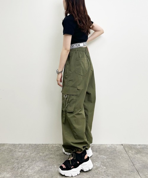INGNI（イング）の「サイドベルトナイロンワイドカーゴパンツ（カーゴパンツ・レディース・ブラック/カーキ/アイボリー・FREE）」の12枚目の写真
