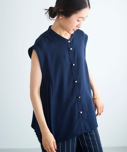 le.coeur blanc（ルクールブラン）の「ジョーゼットサイドプリーツブラウス（シャツ/ブラウス・レディース・グレイッシュベージュ/サックスブルー/ネイビー・38）」の2枚目の写真