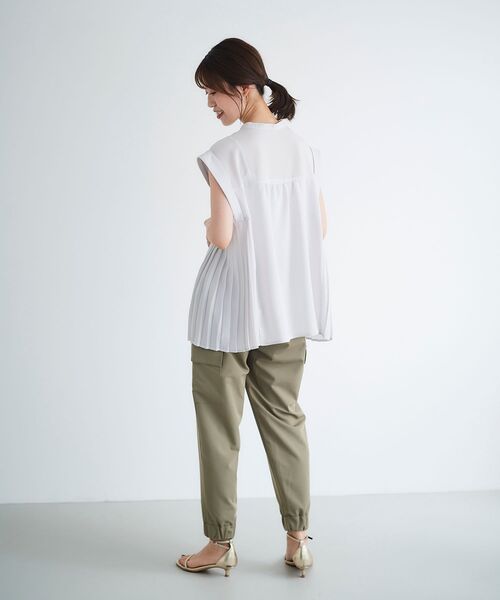 le.coeur blanc（ルクールブラン）の「ジョーゼットサイドプリーツブラウス（シャツ/ブラウス・レディース・グレイッシュベージュ/サックスブルー/ネイビー・38）」の12枚目の写真