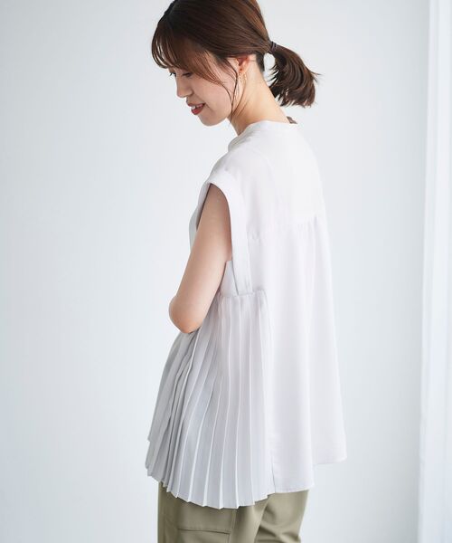 le.coeur blanc（ルクールブラン）の「ジョーゼットサイドプリーツブラウス（シャツ/ブラウス・レディース・グレイッシュベージュ/サックスブルー/ネイビー・38）」の14枚目の写真