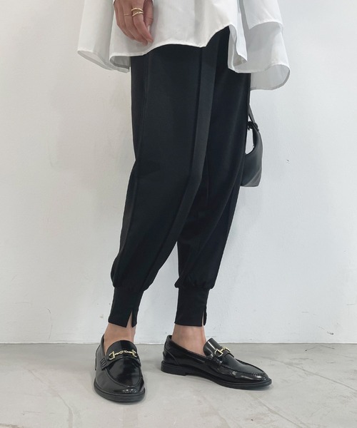 STELLA FISH（ステラフィッシュ）の「ポンチスリットジョガーパンツ（スウェットパンツ・レディース・グレイッシュベージュ/アイボリー/ブラック・FREE）」の3枚目の写真