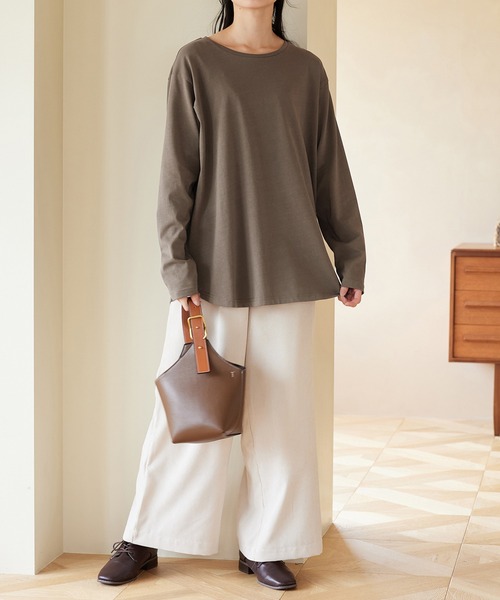 Viola e Viola（ヴィオラエヴィオラ）の「あったか綿１００％チュニックＴシャツ（チュニック・レディース・モカ/ホワイト/ブラック/チャコール・L/3L/LL/M）」の6枚目の写真