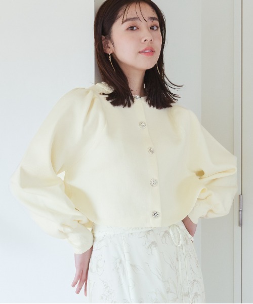 mysty woman(ミスティウーマン)の「ビジューボタンカーデ 101957(カーディガン/ボレロ・レディース・オフホワイト/ベージュ系その他/ピンク/ブラック・FREE)」の2枚目の写真