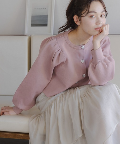 mysty woman(ミスティウーマン)の「ビジューボタンカーデ 101957(カーディガン/ボレロ・レディース・オフホワイト/ベージュ系その他/ピンク/ブラック・FREE)」の4枚目の写真