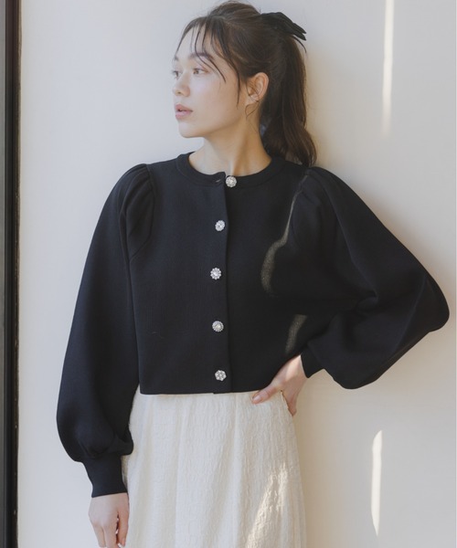 mysty woman(ミスティウーマン)の「ビジューボタンカーデ 101957(カーディガン/ボレロ・レディース・オフホワイト/ベージュ系その他/ピンク/ブラック・FREE)」の1枚目の写真