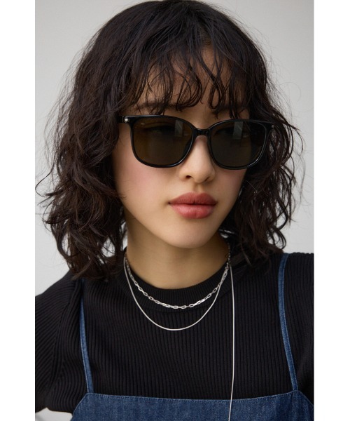 AZUL by moussy（アズールバイマウジー）の「ベーシックウェリントンアイウェア（サングラス・レディース・ブラック/クリア・FREE）」の4枚目の写真