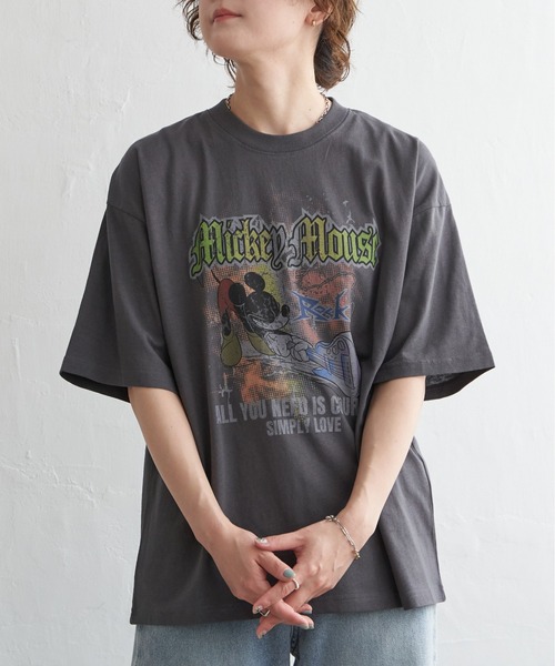 MICKEY MOUSE(ミッキーマウス)の「Mickey Mouse ミッキーマウス ユーズドライク ミッキー Tシャツ(Tシャツ/カットソー・レディース・グレー/ダークグレー/チャコール・M/L)」の2枚目の写真