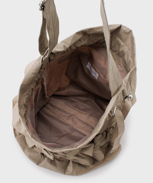 OPAQUE.CLIP（オペークドットクリップ）の「◆【2WAY／A4サイズ対応】ドロストリボンフリルティアードショルダーバッグ（ショルダーバッグ・レディース・ベージュ/カーキ/ブラック・00）」の7枚目の写真