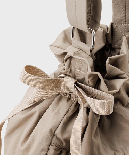 OPAQUE.CLIP（オペークドットクリップ）の「◆【2WAY／A4サイズ対応】ドロストリボンフリルティアードショルダーバッグ（ショルダーバッグ・レディース・ベージュ/カーキ/ブラック・00）」の12枚目の写真
