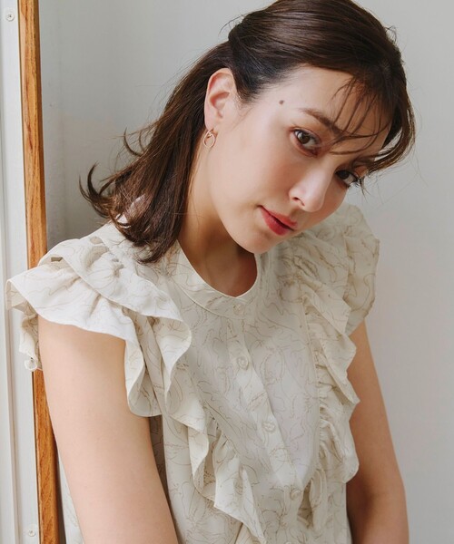 Tiaclasse(ティアクラッセ)の「花柄フリルシャツブラウス(シャツ/ブラウス・レディース・グレー/グレイッシュベージュ/ベージュ/ブラック/オフホワイト・M/L)」の18枚目の写真