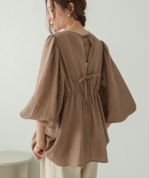 Bab(バブ)の「バックリボンシャーリングブラウス(シャツ/ブラウス・レディース・モカ/サンドベージュ/ライトグレー・M)」の3枚目の写真