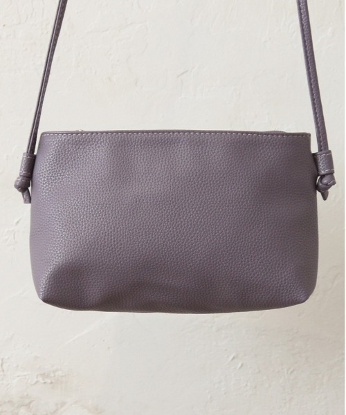 and it_（アンドイット）の「合皮シンプルあおりポケットショルダー（ショルダーバッグ・レディース・ラベンダー/ブルーグリーン/グレイッシュベージュ/ブラック/シルバー/チャコールグレー/グレー・FREE）」の7枚目の写真