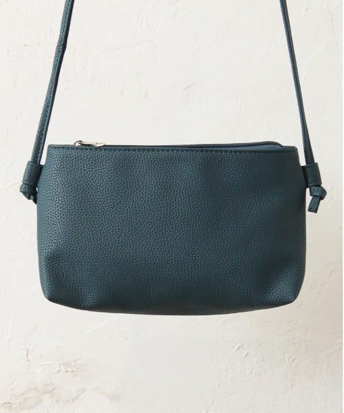 and it_（アンドイット）の「合皮シンプルあおりポケットショルダー（ショルダーバッグ・レディース・ラベンダー/ブルーグリーン/グレイッシュベージュ/ブラック/シルバー/チャコールグレー/グレー・FREE）」の6枚目の写真