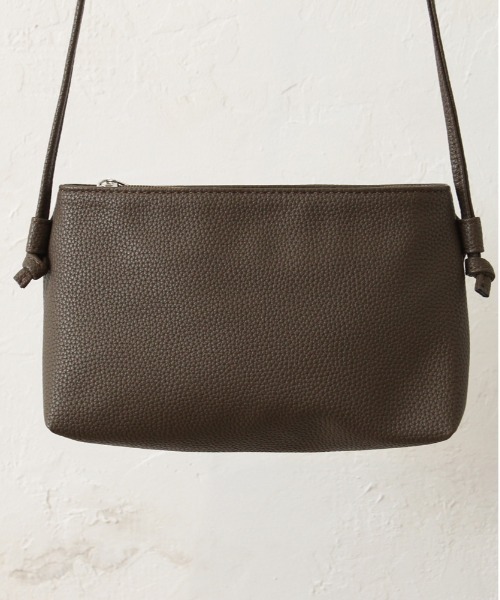 and it_（アンドイット）の「合皮シンプルあおりポケットショルダー（ショルダーバッグ・レディース・ラベンダー/ブルーグリーン/グレイッシュベージュ/ブラック/シルバー/チャコールグレー/グレー・FREE）」の5枚目の写真