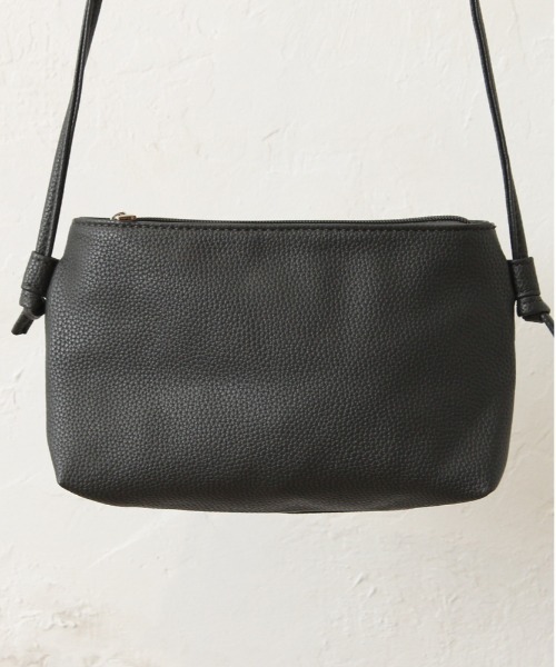 and it_（アンドイット）の「合皮シンプルあおりポケットショルダー（ショルダーバッグ・レディース・ラベンダー/ブルーグリーン/グレイッシュベージュ/ブラック/シルバー/チャコールグレー/グレー・FREE）」の3枚目の写真