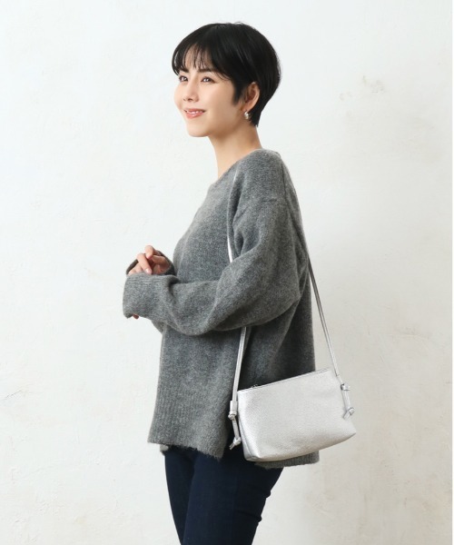 and it_（アンドイット）の「合皮シンプルあおりポケットショルダー（ショルダーバッグ・レディース・ラベンダー/ブルーグリーン/グレイッシュベージュ/ブラック/シルバー/チャコールグレー/グレー・FREE）」の11枚目の写真