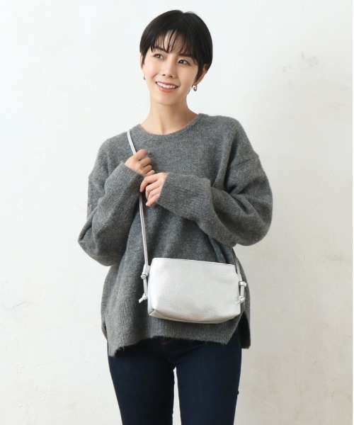 and it_（アンドイット）の「合皮シンプルあおりポケットショルダー（ショルダーバッグ・レディース・ラベンダー/ブルーグリーン/グレイッシュベージュ/ブラック/シルバー/チャコールグレー/グレー・FREE）」の12枚目の写真