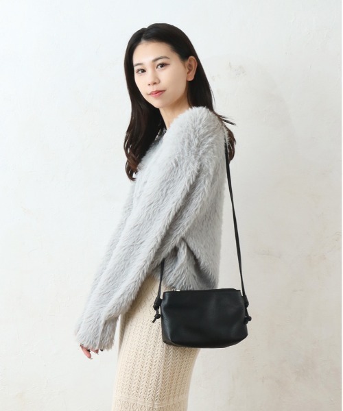 and it_（アンドイット）の「合皮シンプルあおりポケットショルダー（ショルダーバッグ・レディース・ラベンダー/ブルーグリーン/グレイッシュベージュ/ブラック/シルバー/チャコールグレー/グレー・FREE）」の8枚目の写真