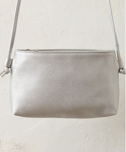and it_（アンドイット）の「合皮シンプルあおりポケットショルダー（ショルダーバッグ・レディース・ラベンダー/ブルーグリーン/グレイッシュベージュ/ブラック/シルバー/チャコールグレー/グレー・FREE）」の13枚目の写真